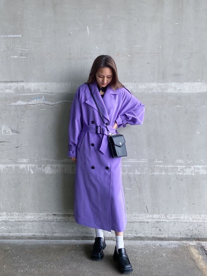 ブラック系のローファー、ブラック系のショルダーバッグ、パープル系のトレンチコートを着用したレディースの冬コーディネートの2枚目の写真