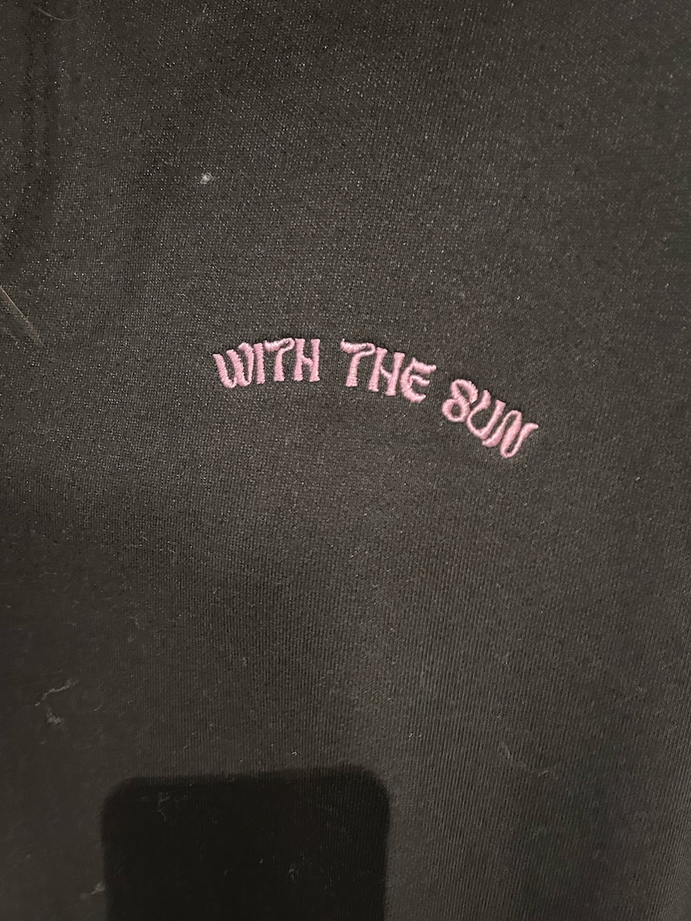 ブラック系のスウェット、ピンク系のショルダーバッグ、ブラック系のブーツを着用したレディースの冬コーディネートの6枚目の写真