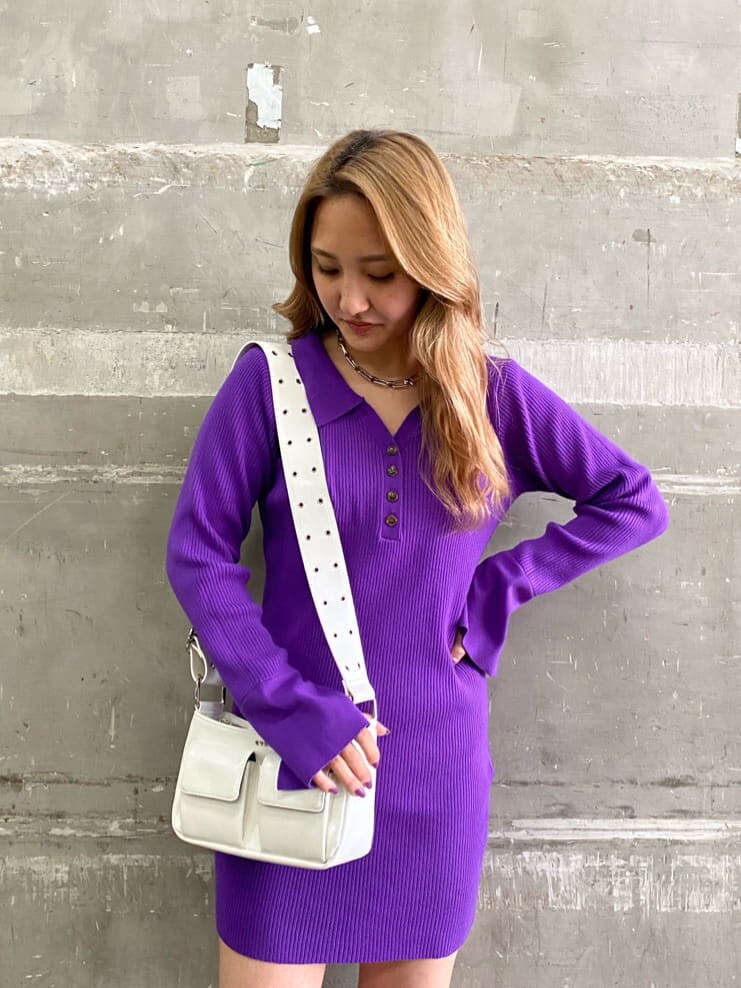 ホワイト系のショルダーバッグ、ブラック系のブーツ、パープル系のワンピースを着用したレディースの冬コーディネートの2枚目の写真