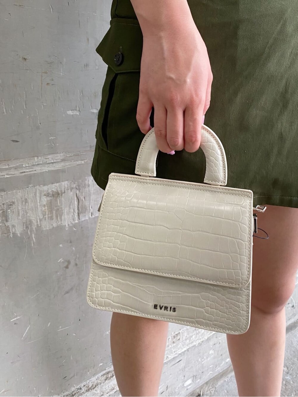 ホワイト系のサンダル、ベージュ系のスカート、ホワイト系のニット/セーターを着用したレディースの夏コーディネートの6枚目の写真