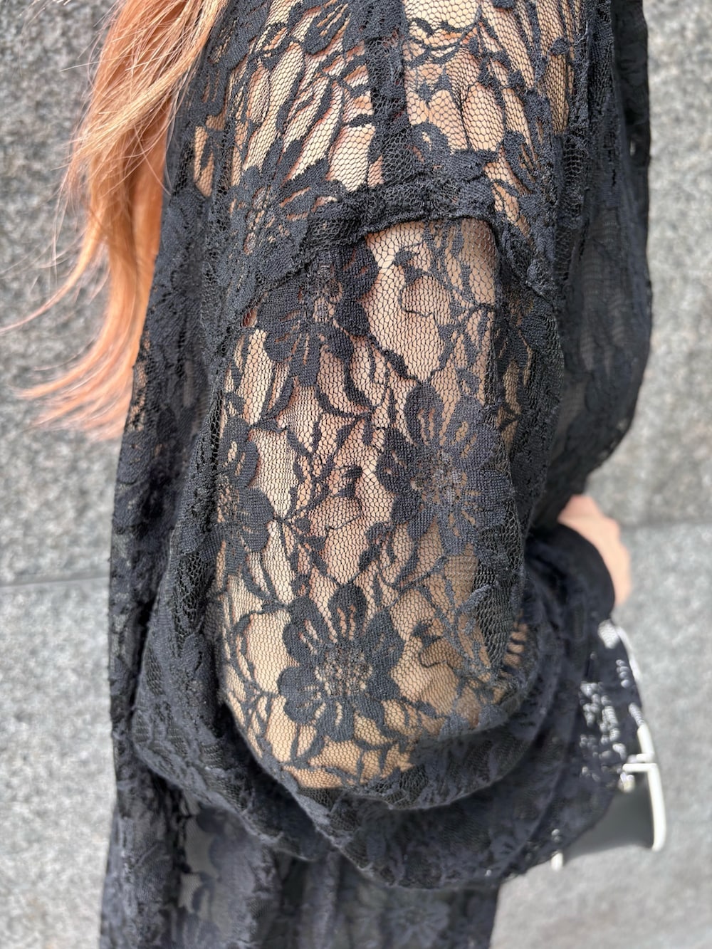 ブラック系のシャツ/ブラウス、グレー系のワンピース、ブラック系のショルダーバッグを着用したレディースの春コーディネートの5枚目の写真