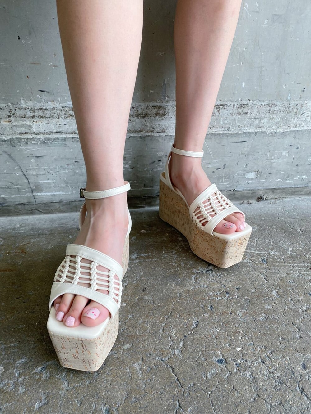 ホワイト系のサンダル、ベージュ系のスカート、ホワイト系のニット/セーターを着用したレディースの夏コーディネートの7枚目の写真