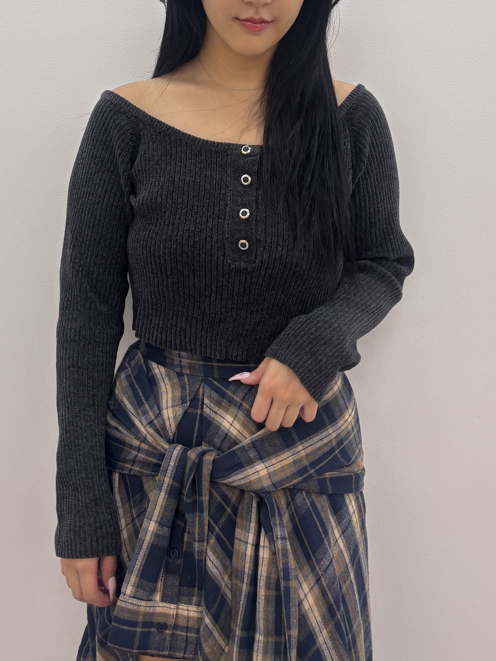 ブラック系のブルゾン、ブラック系のニット/セーター、ブルー系のスカートを着用したレディースの秋コーディネートの7枚目の写真