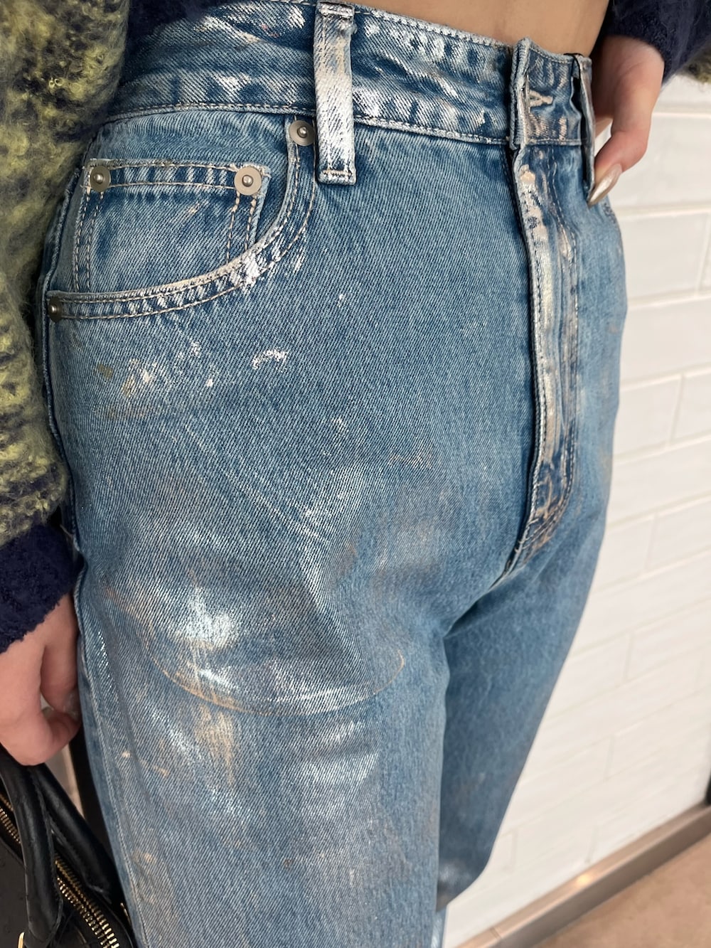ブルー系のカーディガン/ボレロ、ブルー系のデニムパンツ、ブラック系のショルダーバッグを着用したレディースの秋コーディネートの5枚目の写真