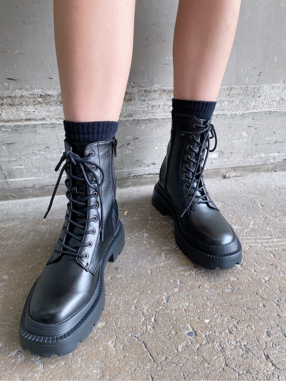 ブラック系のブーツ、ホワイト系のその他パンツ、ホワイト系のシャツ/ブラウスを着用したレディースの夏コーディネートの7枚目の写真