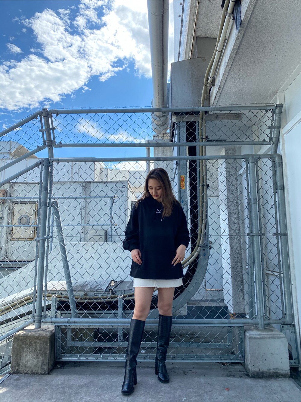 ホワイト系のデニムスカートを着用したレディースの春コーディネートの2枚目の写真