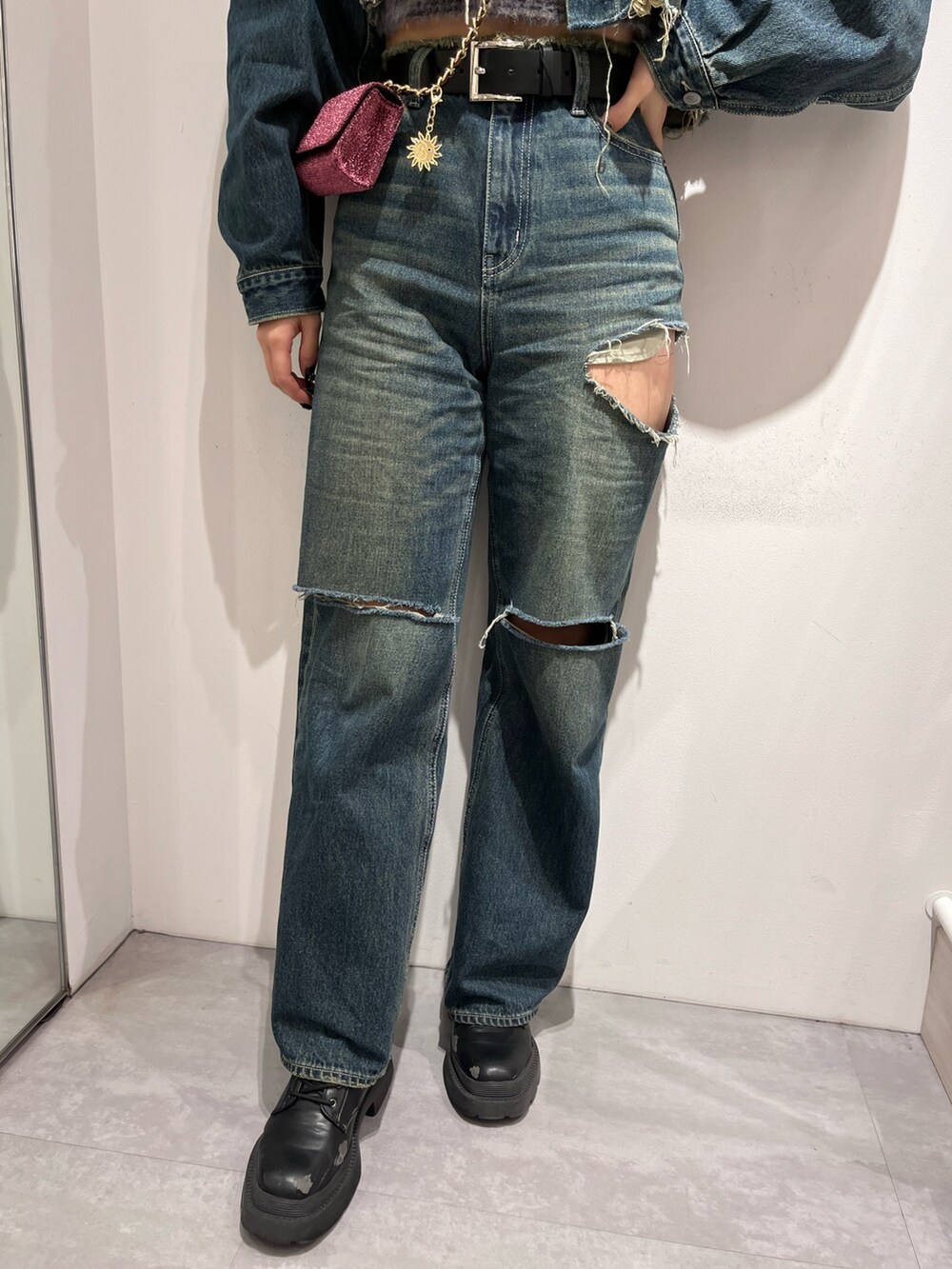 ブルー系のデニムジャケット、グレー系のニット/セーター、ブルー系のデニムパンツを着用したレディースの冬コーディネートの5枚目の写真