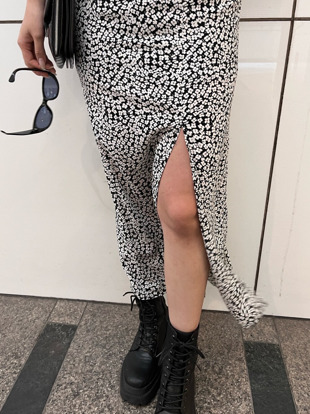 ブラック系のブーツ、ブラック系のワンピース、ブラック系のショルダーバッグを着用したレディースの春コーディネートの5枚目の写真