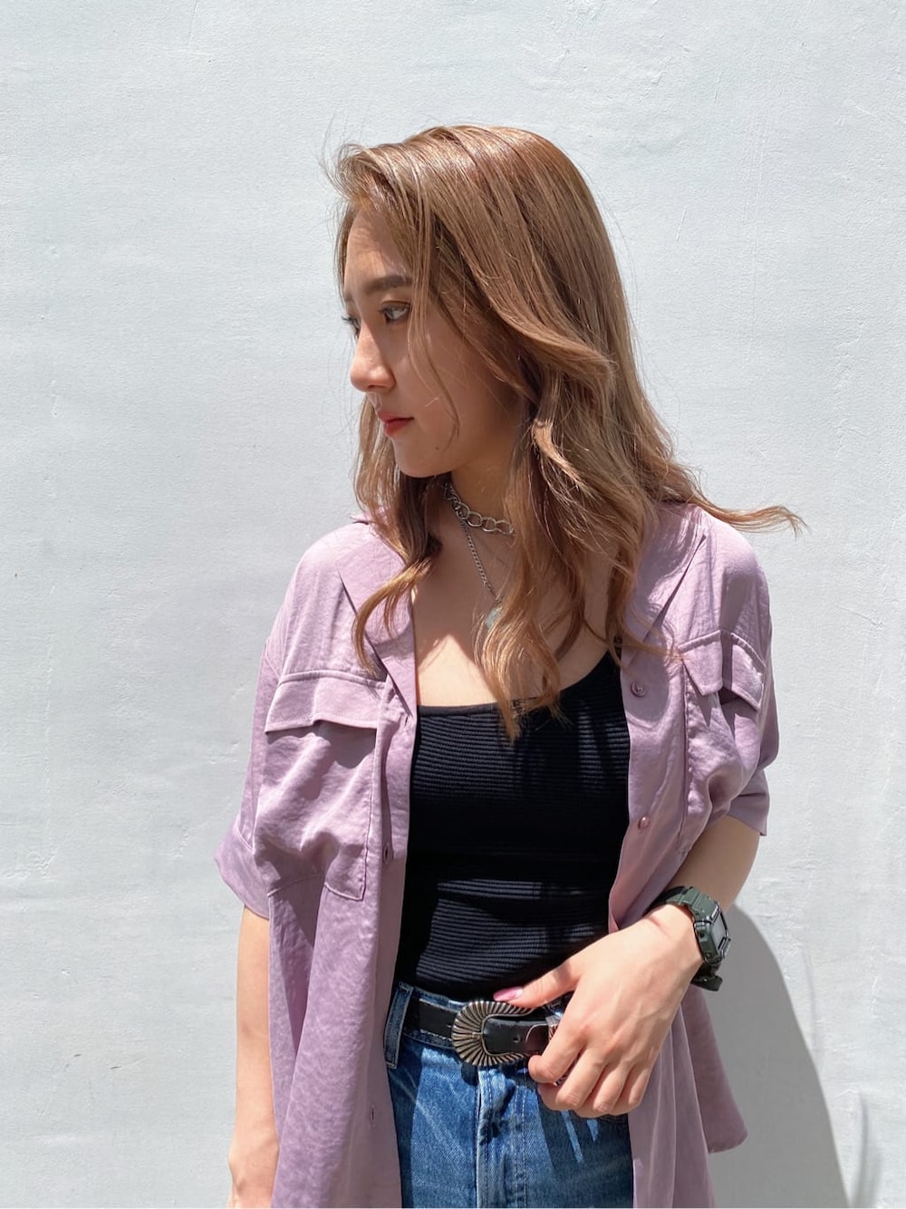 パープル系のシャツ/ブラウス、ブラック系のTシャツ/カットソー、ブルー系のデニムパンツを着用したレディースの夏コーディネートの2枚目の写真