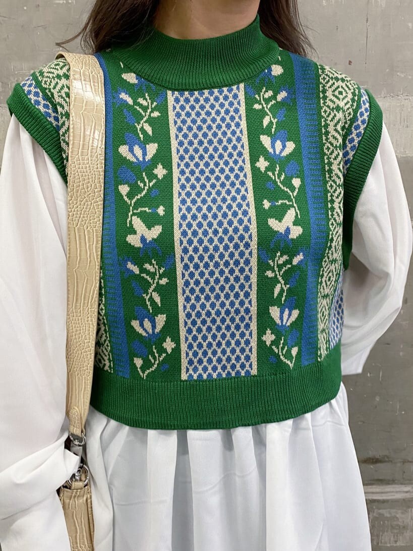 ホワイト系のショルダーバッグ、グリーン系のシャツ/ブラウス、ブラック系のブーツを着用したレディースの冬コーディネートの4枚目の写真