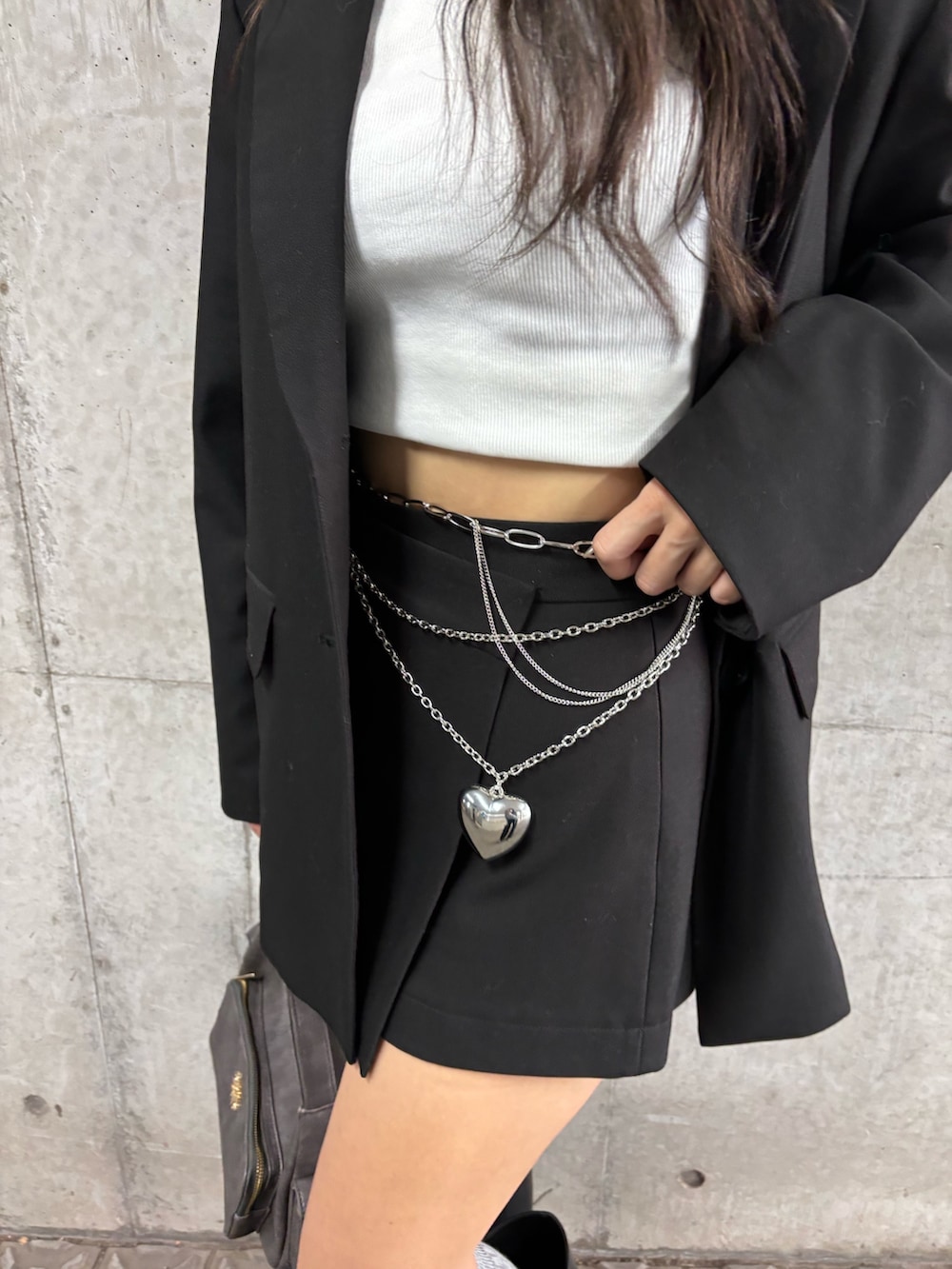 「秋コーデ、秋服、秋冬コーデ、セットアップ、モノトーン、シンプルコーデ、韓国ファッション、ジャケット、ミニスカート、高身長女子、EVRIS 、エヴリス、今日のコーデ、休日スタイル、エンジニアブーツ」｜「EVRISのオーバーサイズジャケット【セットアップ着用可能】（テーラードジャケット、ブラック系）」を使った、髙田真生さん（レディース・163cm）の秋コーディネートの4枚目の写真