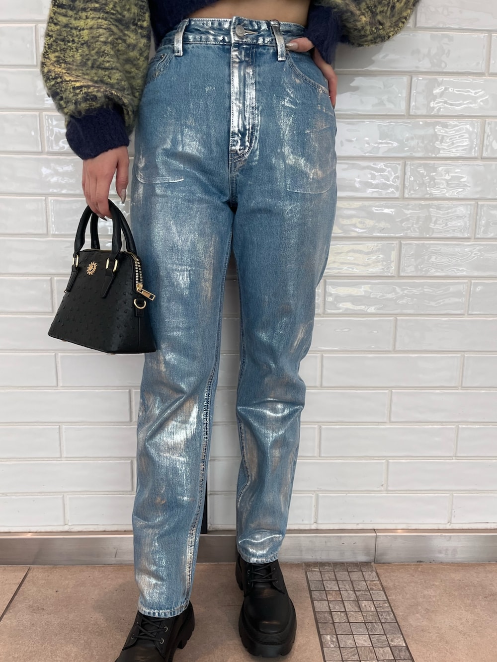 ブルー系のカーディガン/ボレロ、ブルー系のデニムパンツ、ブラック系のショルダーバッグを着用したレディースの秋コーディネートの4枚目の写真