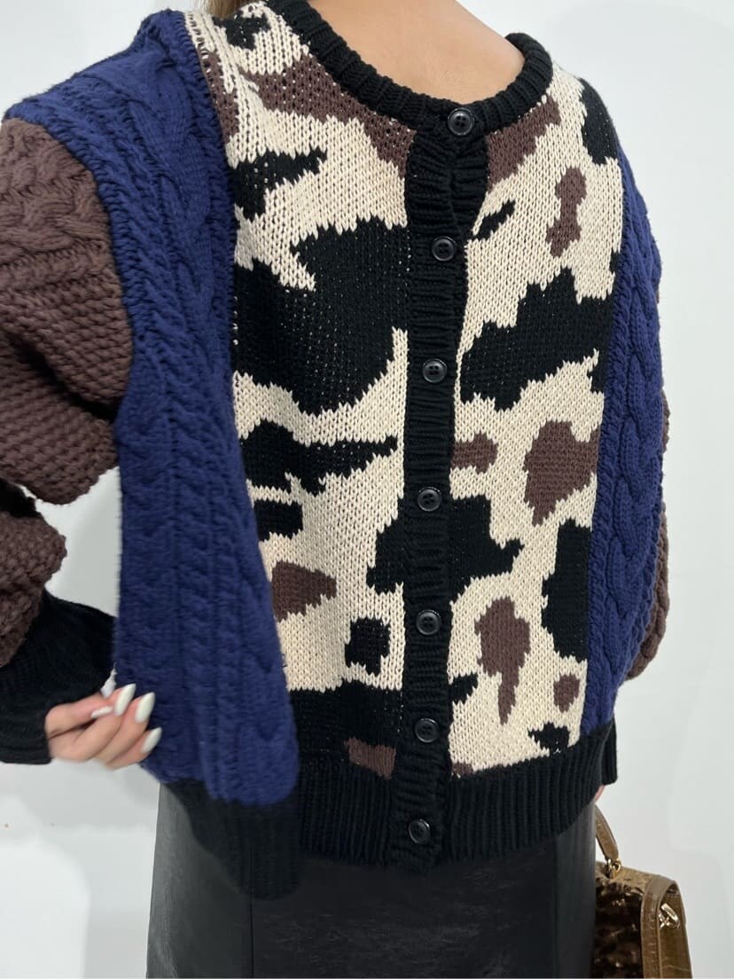 ブラック系のブーツ、ブラウン系のショルダーバッグ、ブラック系のニット/セーターを着用したレディースの秋コーディネートの5枚目の写真