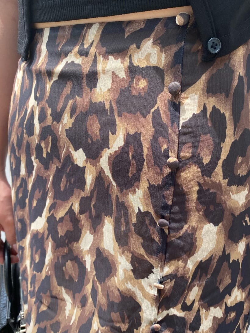 その他のスカート、ブラック系のサンダル、ブラック系のTシャツ/カットソーを着用したレディースの夏コーディネートの5枚目の写真