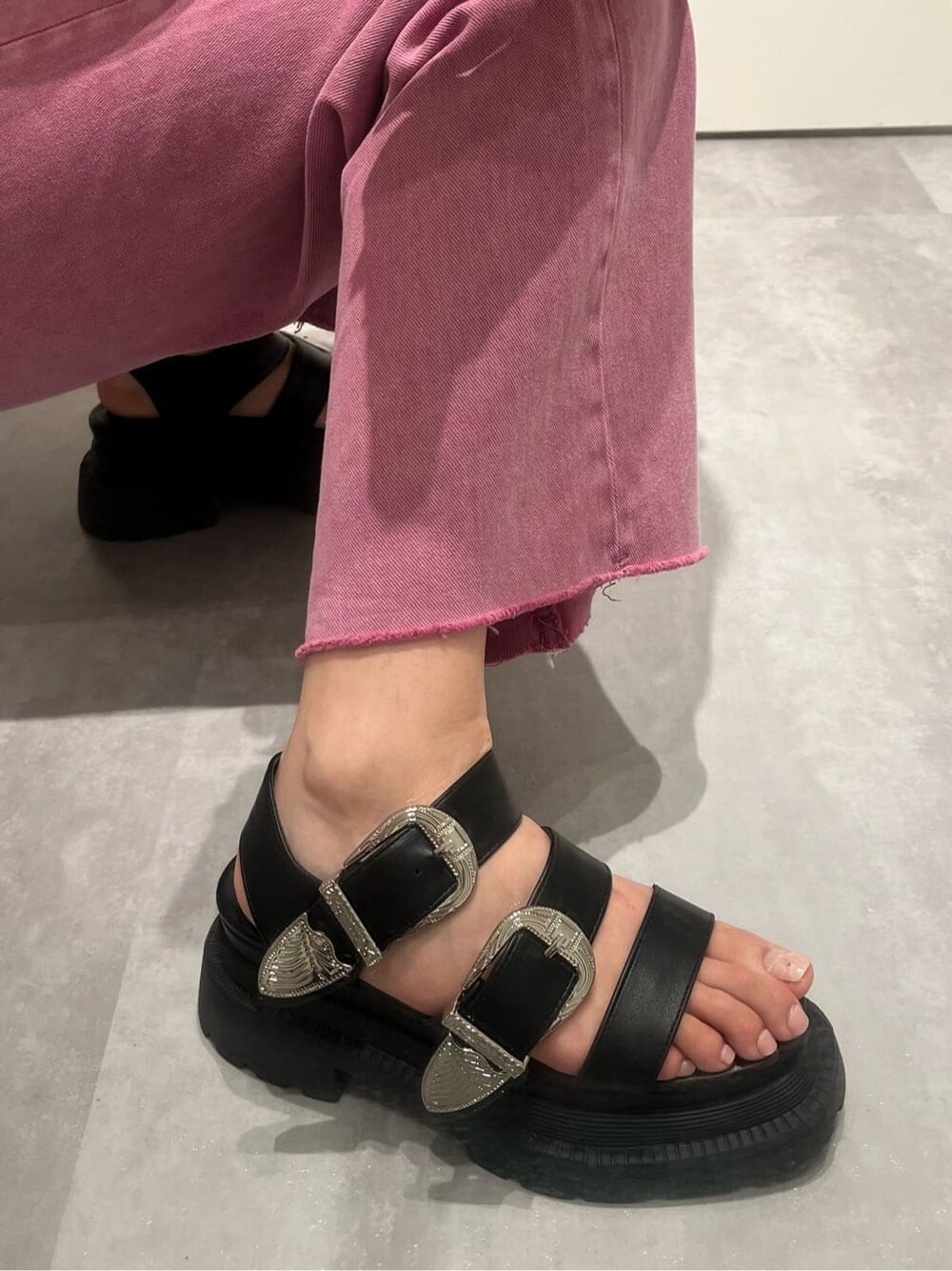 ホワイト系のTシャツ/カットソー、ブラック系のショルダーバッグ、ピンク系のデニムパンツを着用したレディースの夏コーディネートの7枚目の写真