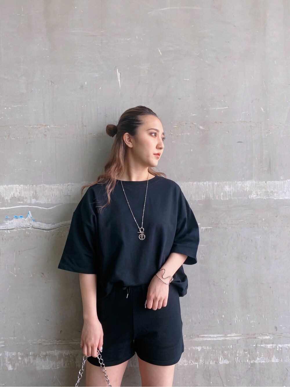 ブラック系のサンダル、ブラック系のスウェットを着用したレディースの春コーディネートの2枚目の写真