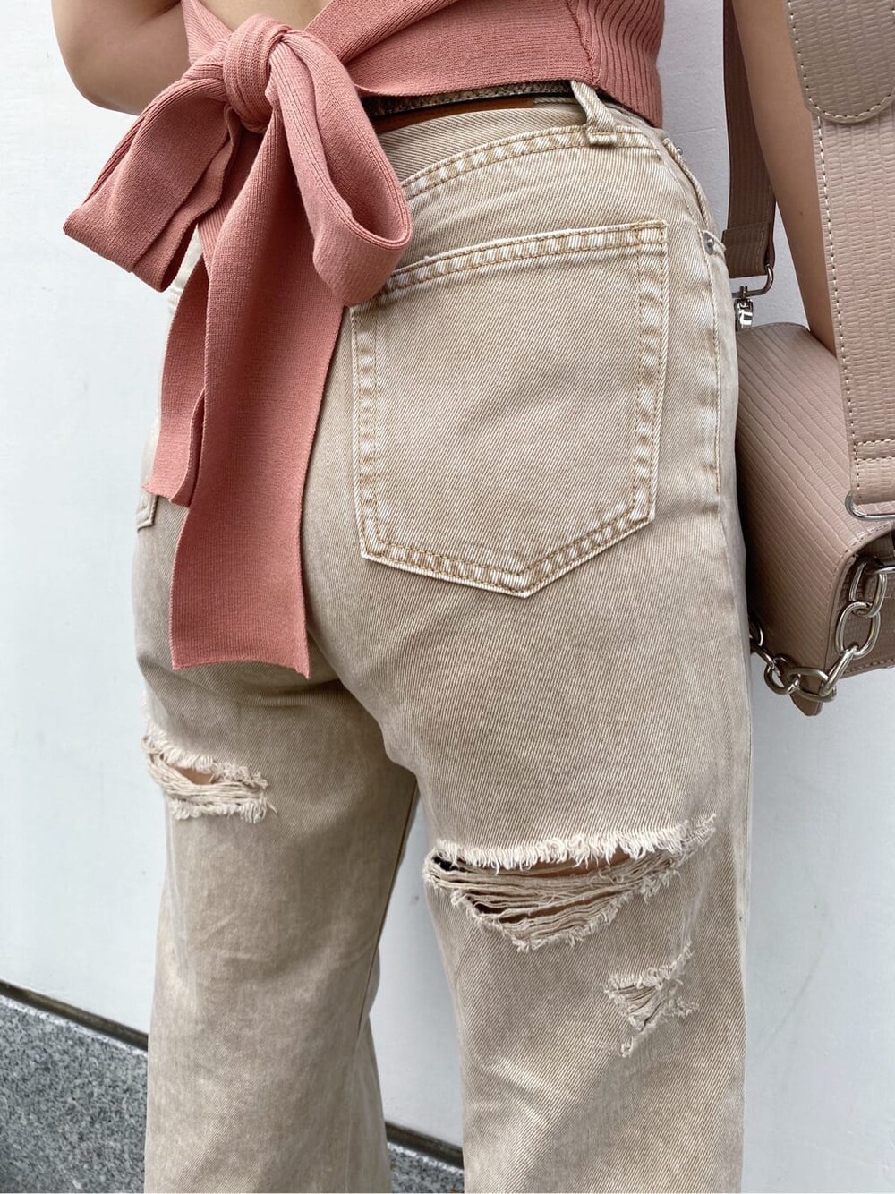 ベージュ系のデニムパンツ、ピンク系のタンクトップ、ホワイト系のサンダルを着用したレディースの夏コーディネートの4枚目の写真