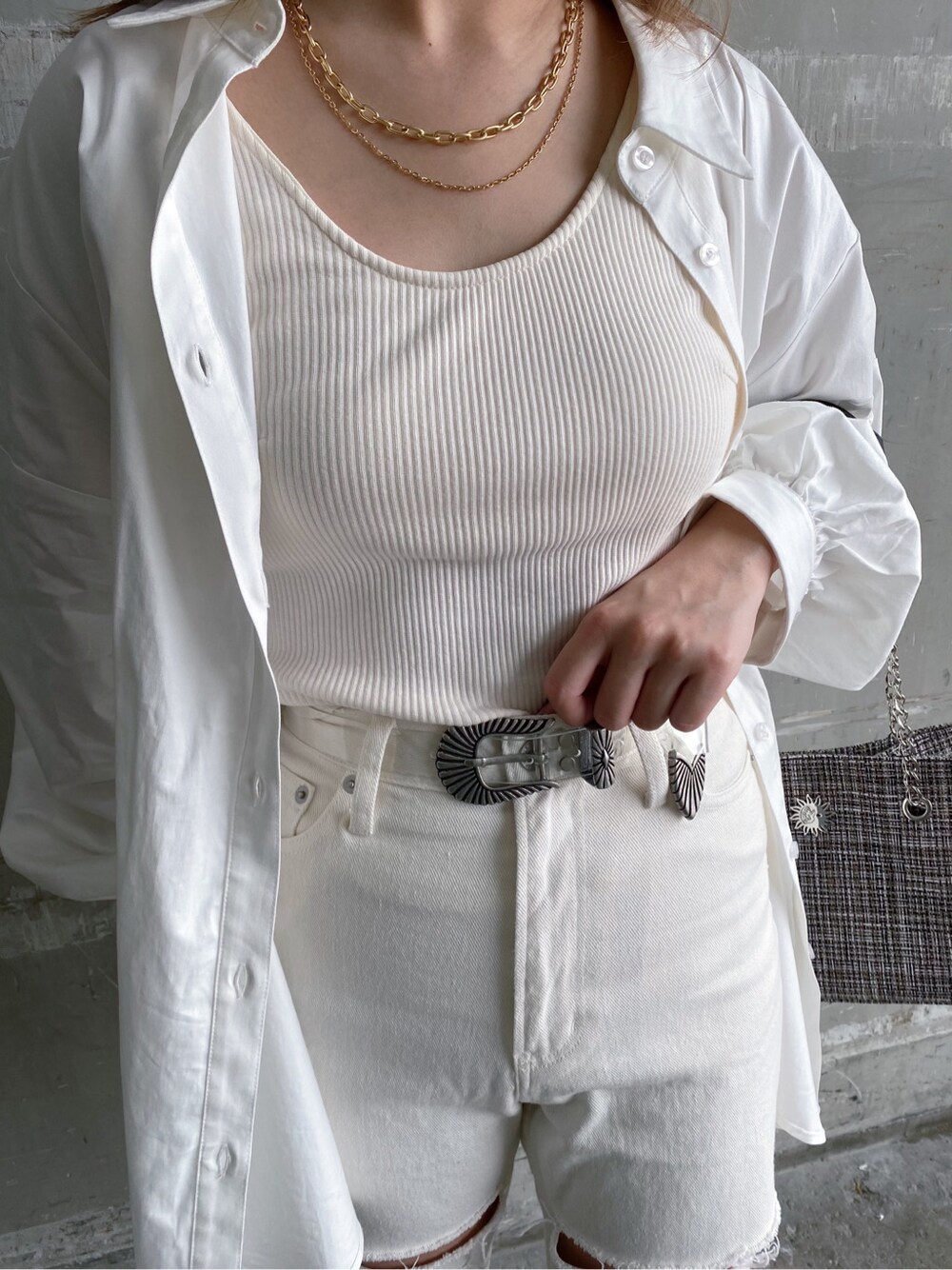 ホワイト系のサンダル、ホワイト系のシャツ/ブラウス、ホワイト系のデニムパンツを着用したレディースの春コーディネートの4枚目の写真