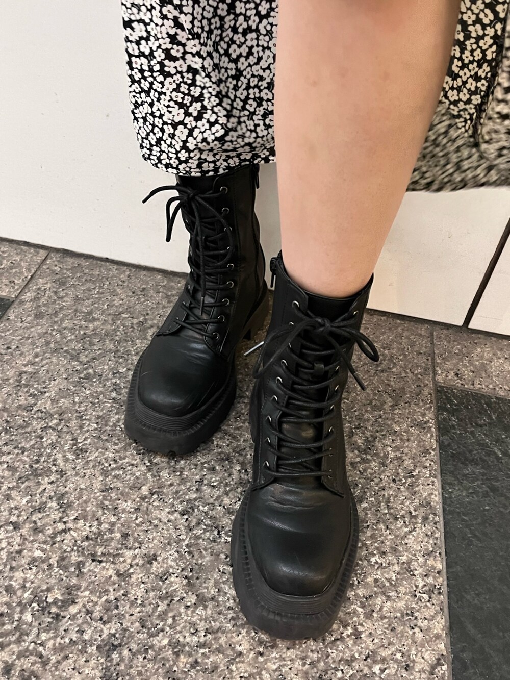 ブラック系のブーツ、ブラック系のワンピース、ブラック系のショルダーバッグを着用したレディースの春コーディネートの8枚目の写真