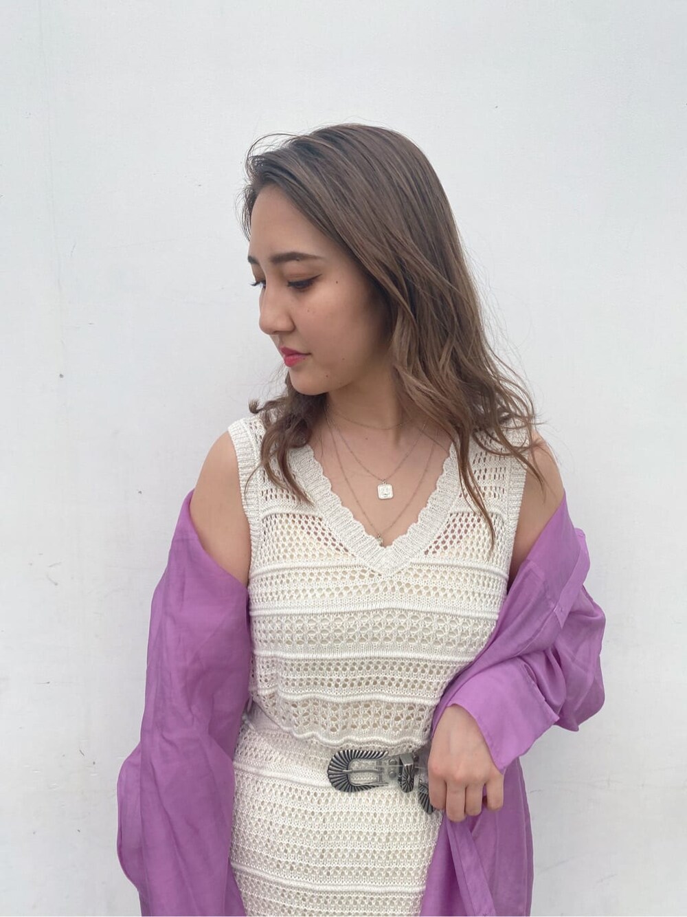 ブラウン系のキャミソール、パープル系のシャツ/ブラウス、ホワイト系のワンピースを着用したレディースの夏コーディネートの4枚目の写真