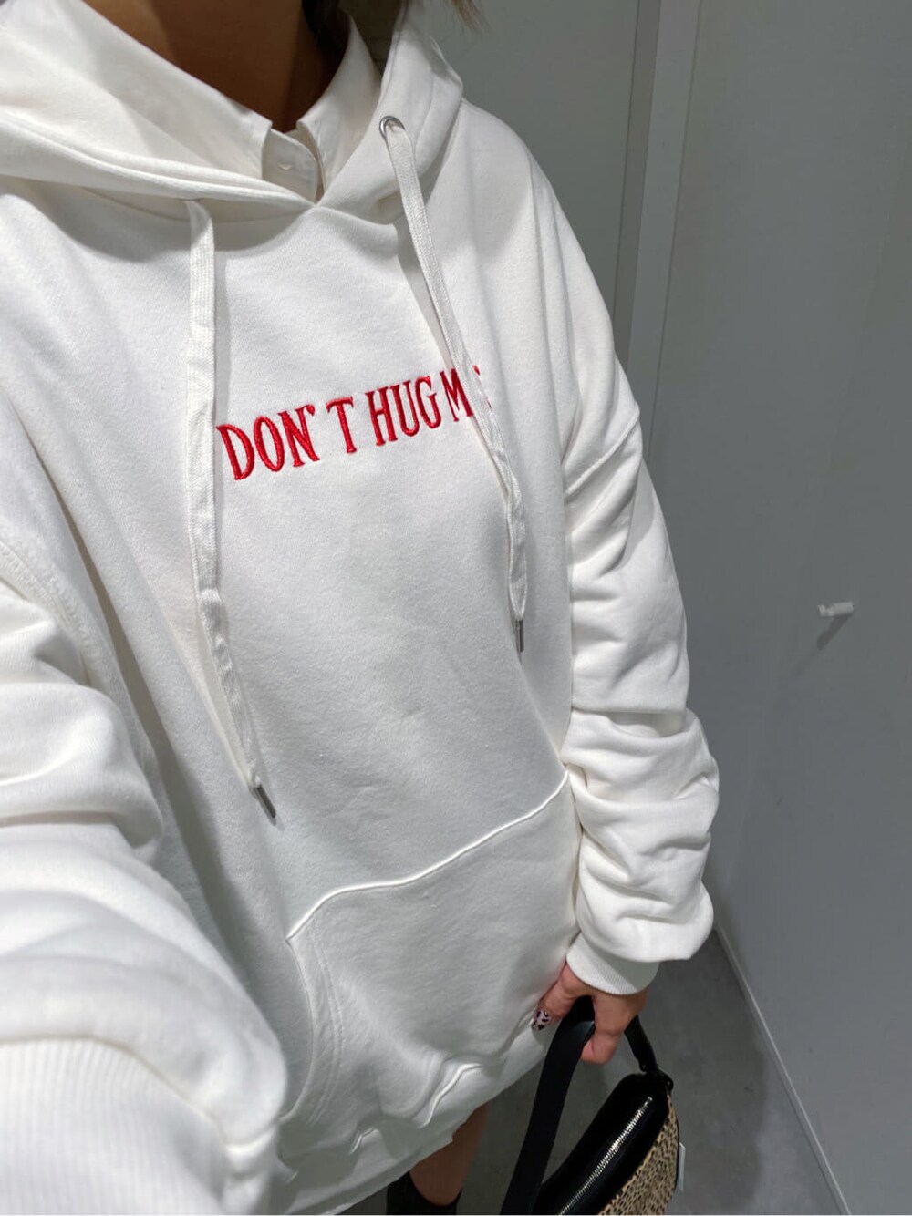 その他のショルダーバッグ、ブラック系のその他パンツ、ホワイト系のシャツ/ブラウスを着用したレディースの夏コーディネートの4枚目の写真