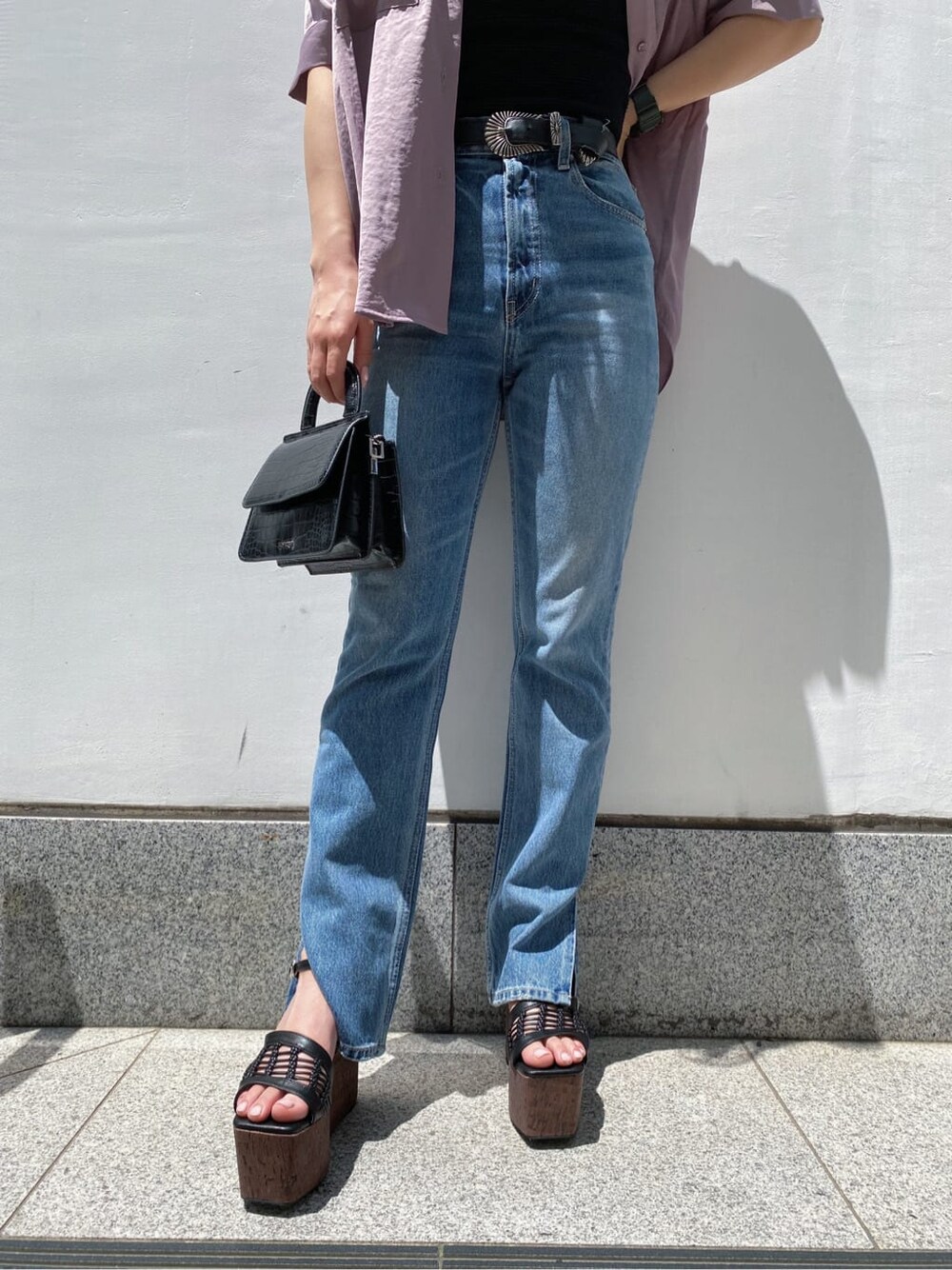 パープル系のシャツ/ブラウス、ブラック系のTシャツ/カットソー、ブルー系のデニムパンツを着用したレディースの夏コーディネートの6枚目の写真