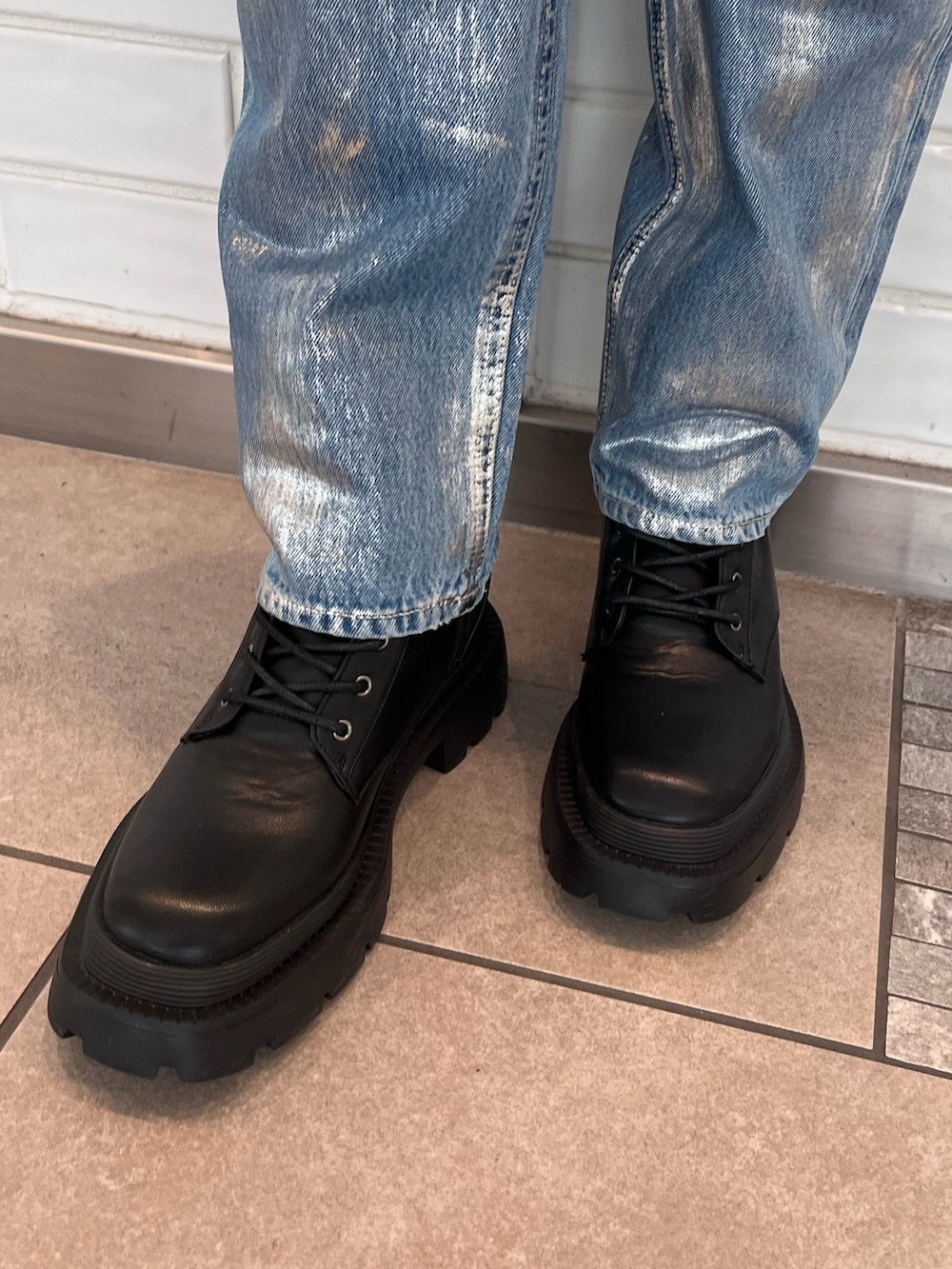 ブルー系のカーディガン/ボレロ、ブルー系のデニムパンツ、ブラック系のショルダーバッグを着用したレディースの秋コーディネートの7枚目の写真