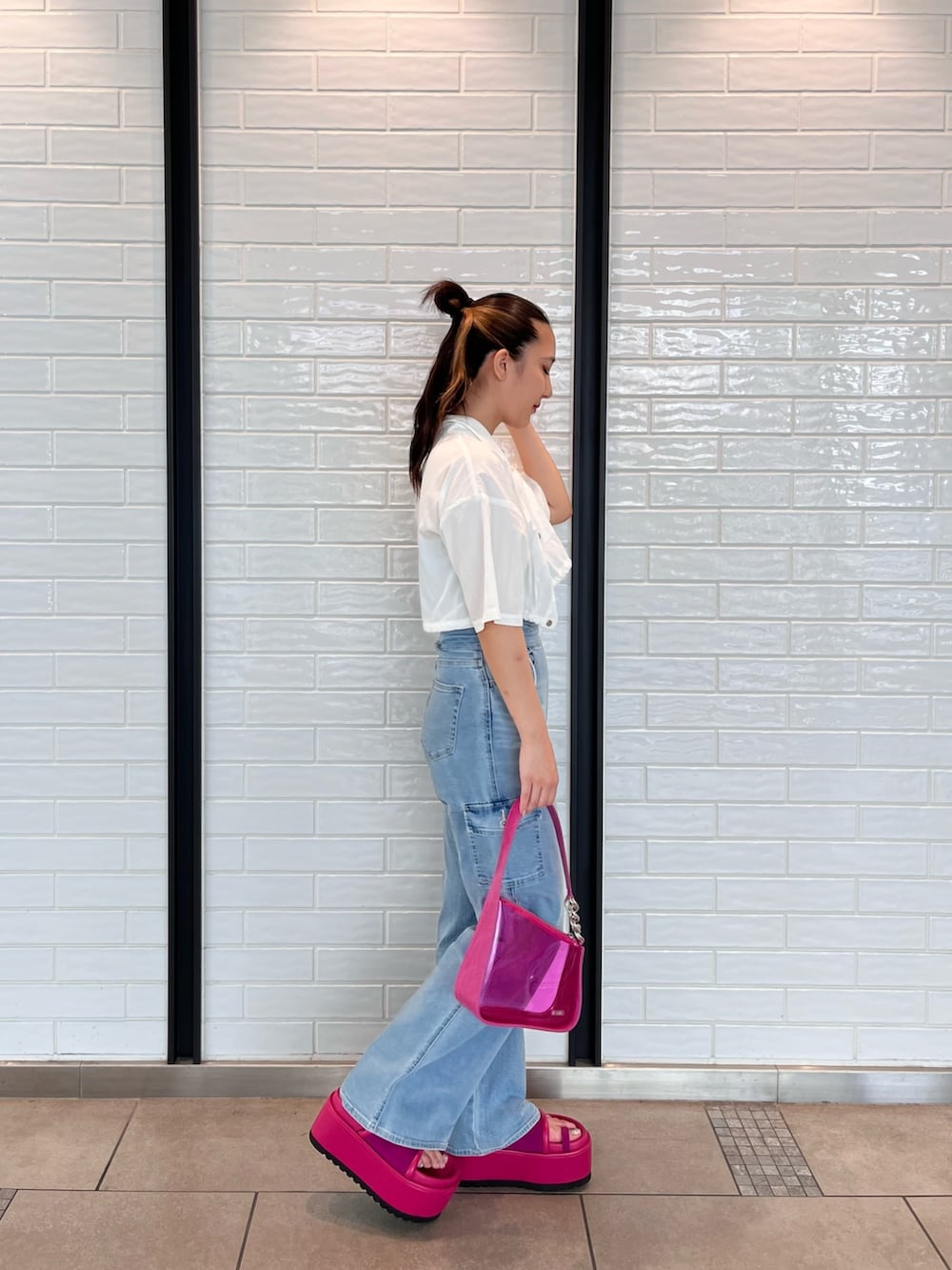 ホワイト系のシャツ/ブラウス、ブルー系のつなぎ/オールインワン、ピンク系のハンドバッグを着用したレディースの夏コーディネートの3枚目の写真