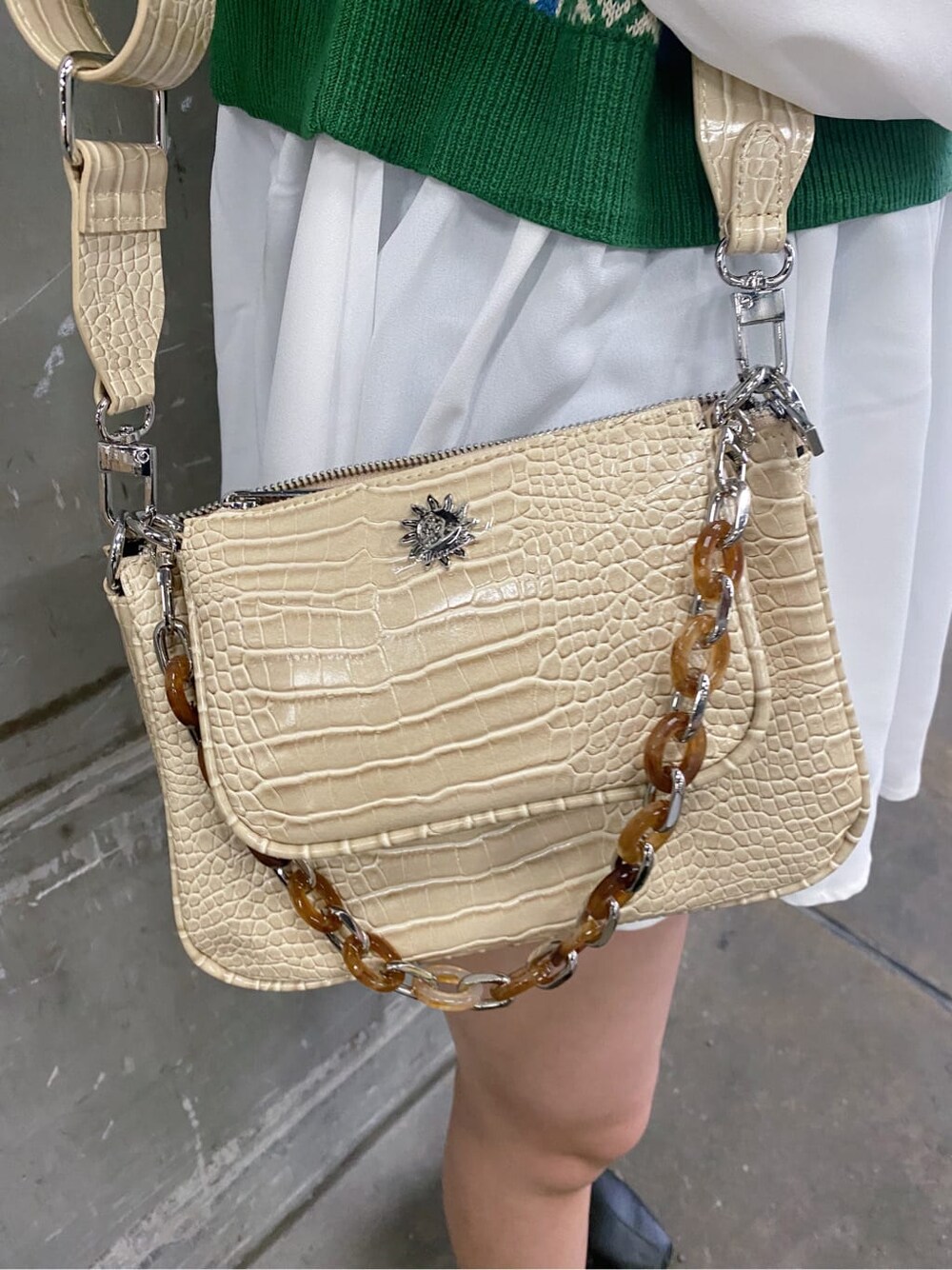 ホワイト系のショルダーバッグ、グリーン系のシャツ/ブラウス、ブラック系のブーツを着用したレディースの冬コーディネートの6枚目の写真