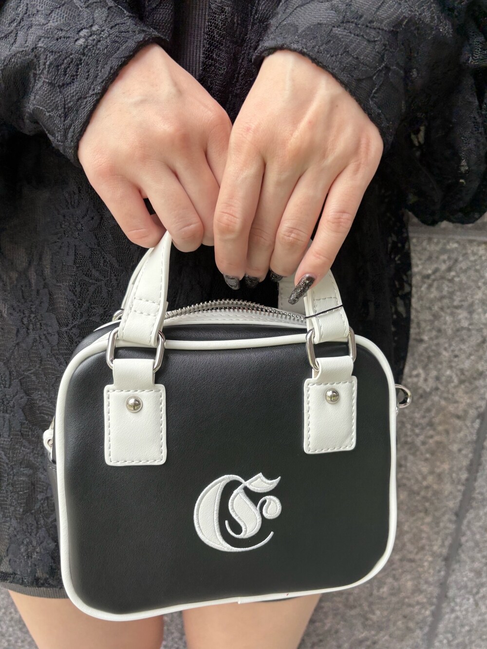 ブラック系のシャツ/ブラウス、グレー系のワンピース、ブラック系のショルダーバッグを着用したレディースの春コーディネートの6枚目の写真