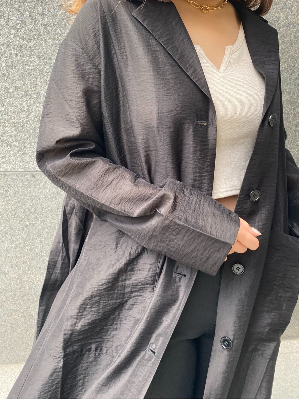 ブラック系のその他アウター、ブラック系のサンダル、ブラック系のデニムパンツを着用したレディースの春コーディネートの3枚目の写真