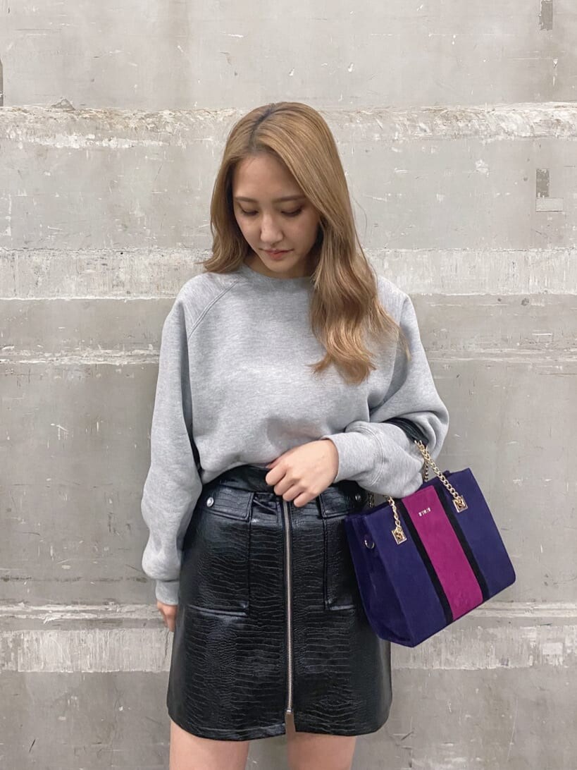 ブラック系のブーツ、グレー系のスウェット、ブラック系のスカートを着用したレディースの冬コーディネートの3枚目の写真