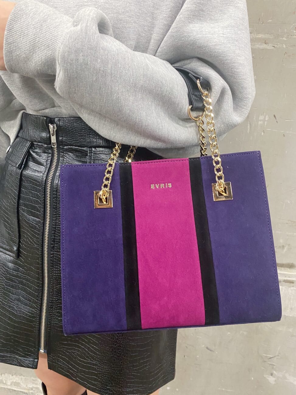 ブラック系のブーツ、グレー系のスウェット、ブラック系のスカートを着用したレディースの冬コーディネートの7枚目の写真