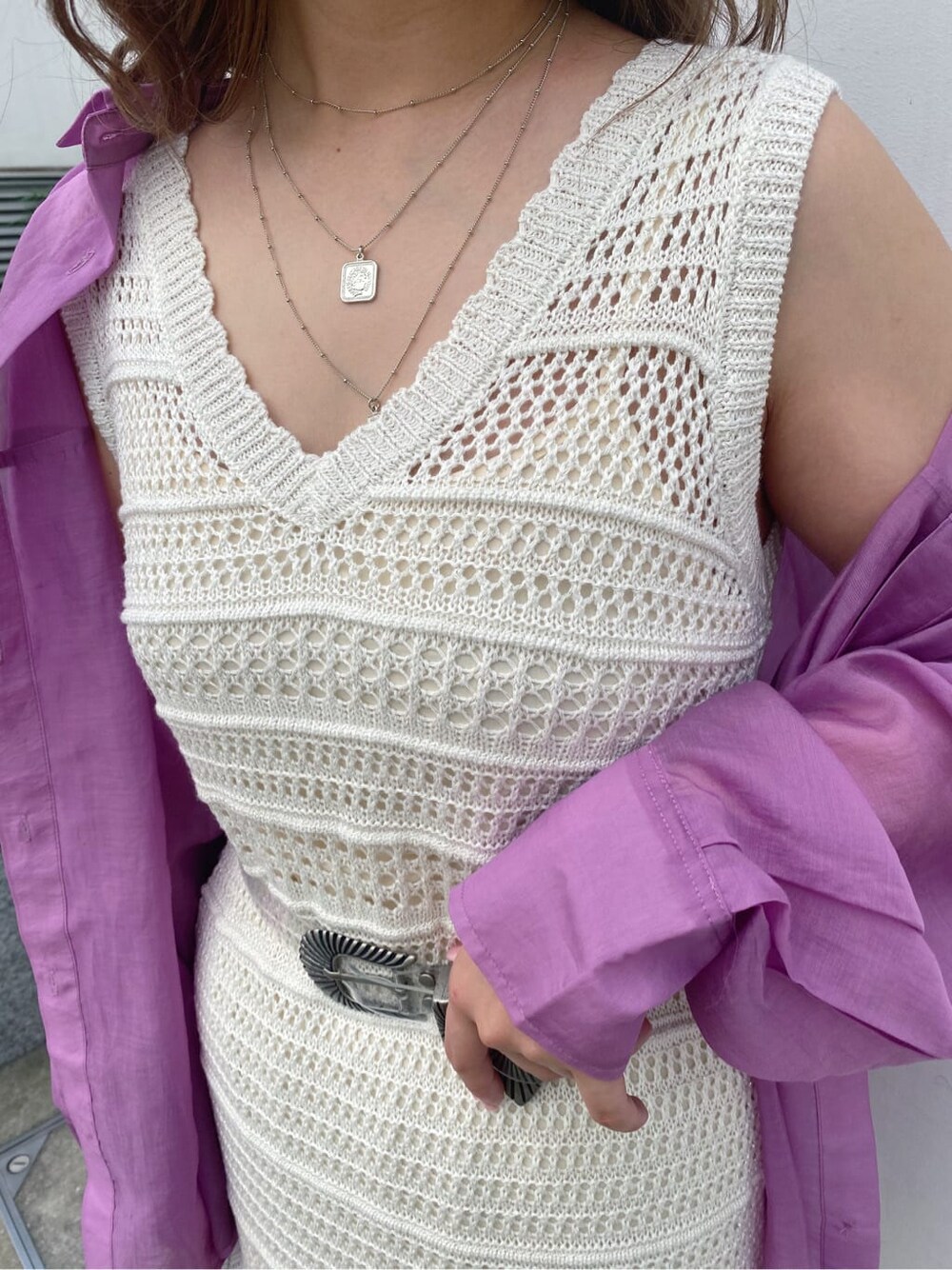 ブラウン系のキャミソール、パープル系のシャツ/ブラウス、ホワイト系のワンピースを着用したレディースの夏コーディネートの3枚目の写真