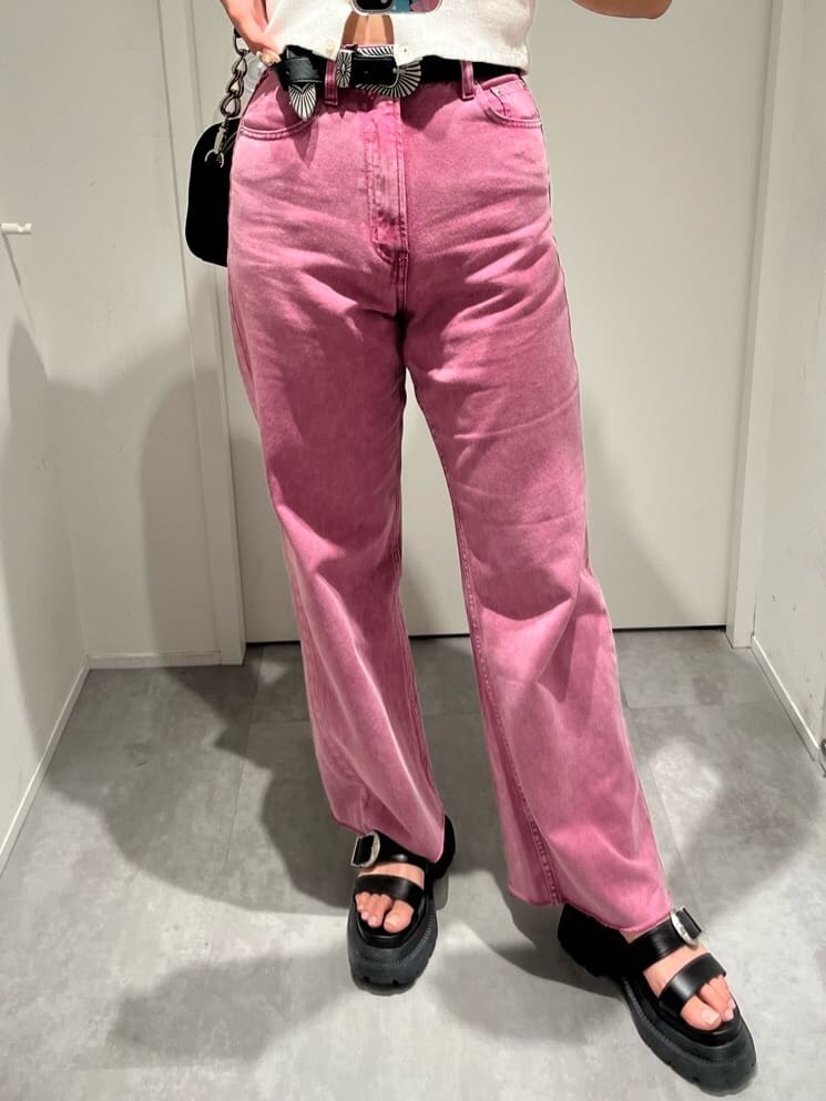 ホワイト系のTシャツ/カットソー、ブラック系のショルダーバッグ、ピンク系のデニムパンツを着用したレディースの夏コーディネートの5枚目の写真