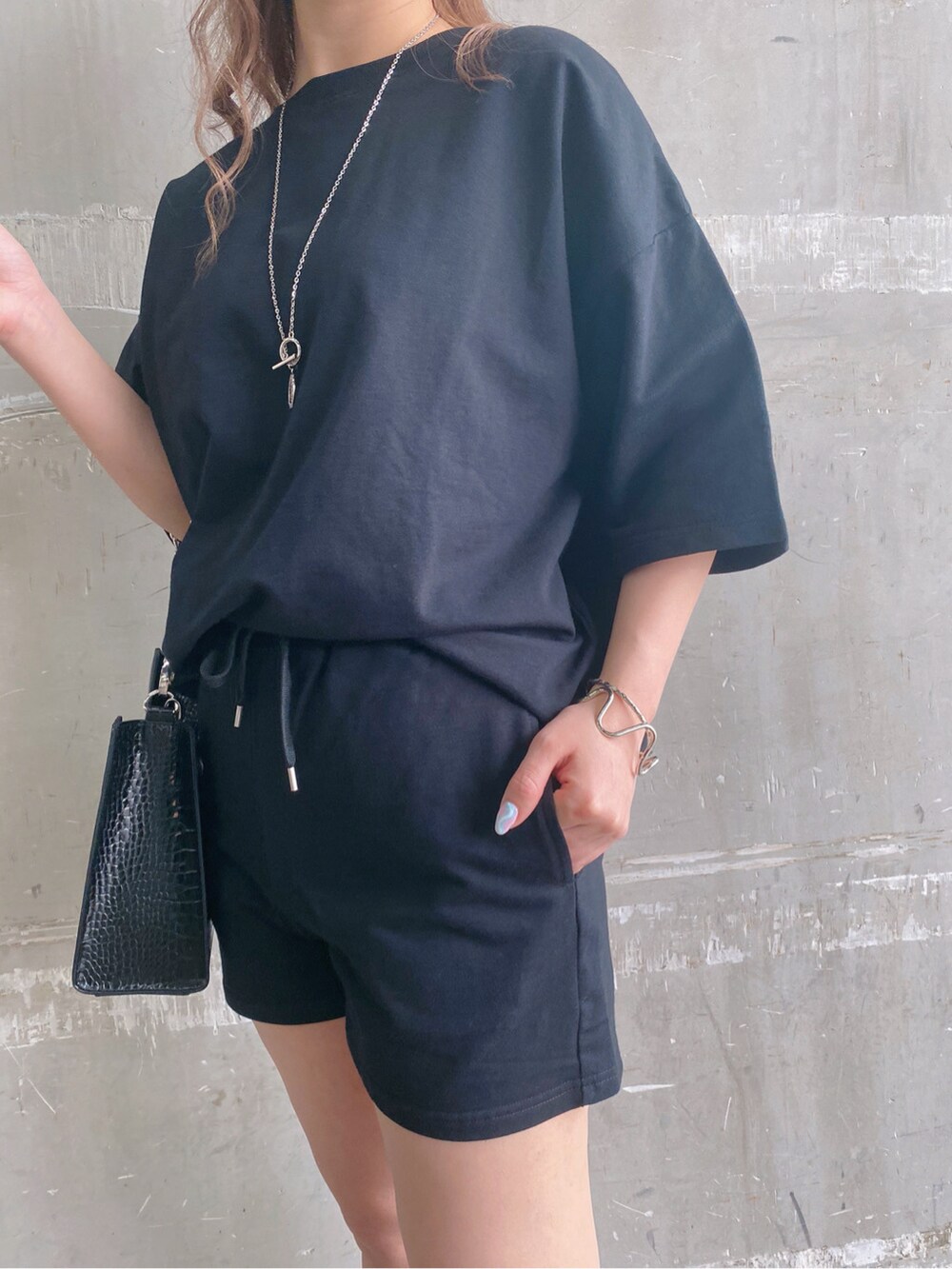 ブラック系のサンダル、ブラック系のスウェットを着用したレディースの春コーディネートの3枚目の写真