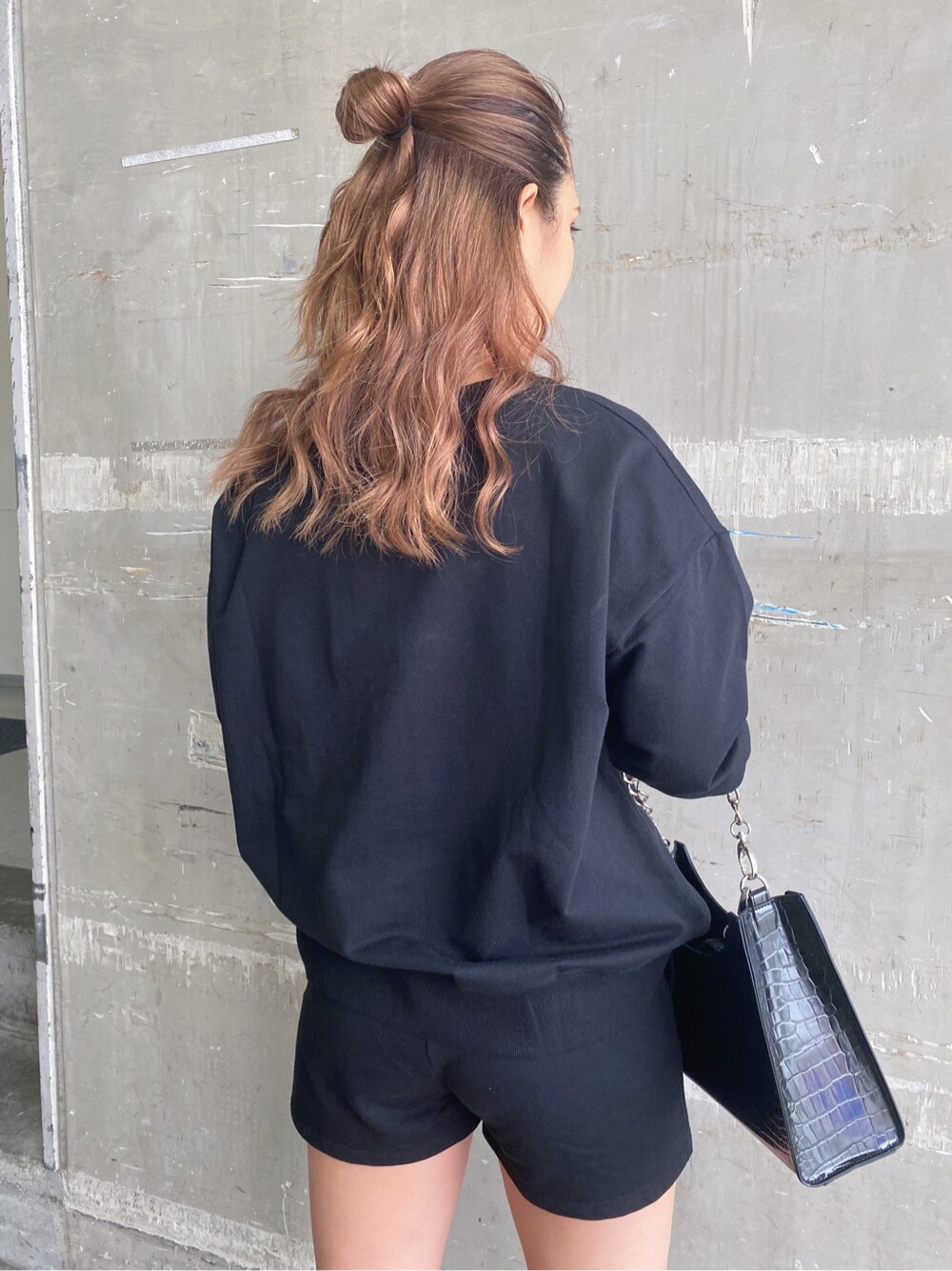 ブラック系のサンダル、ブラック系のスウェットを着用したレディースの春コーディネートの4枚目の写真