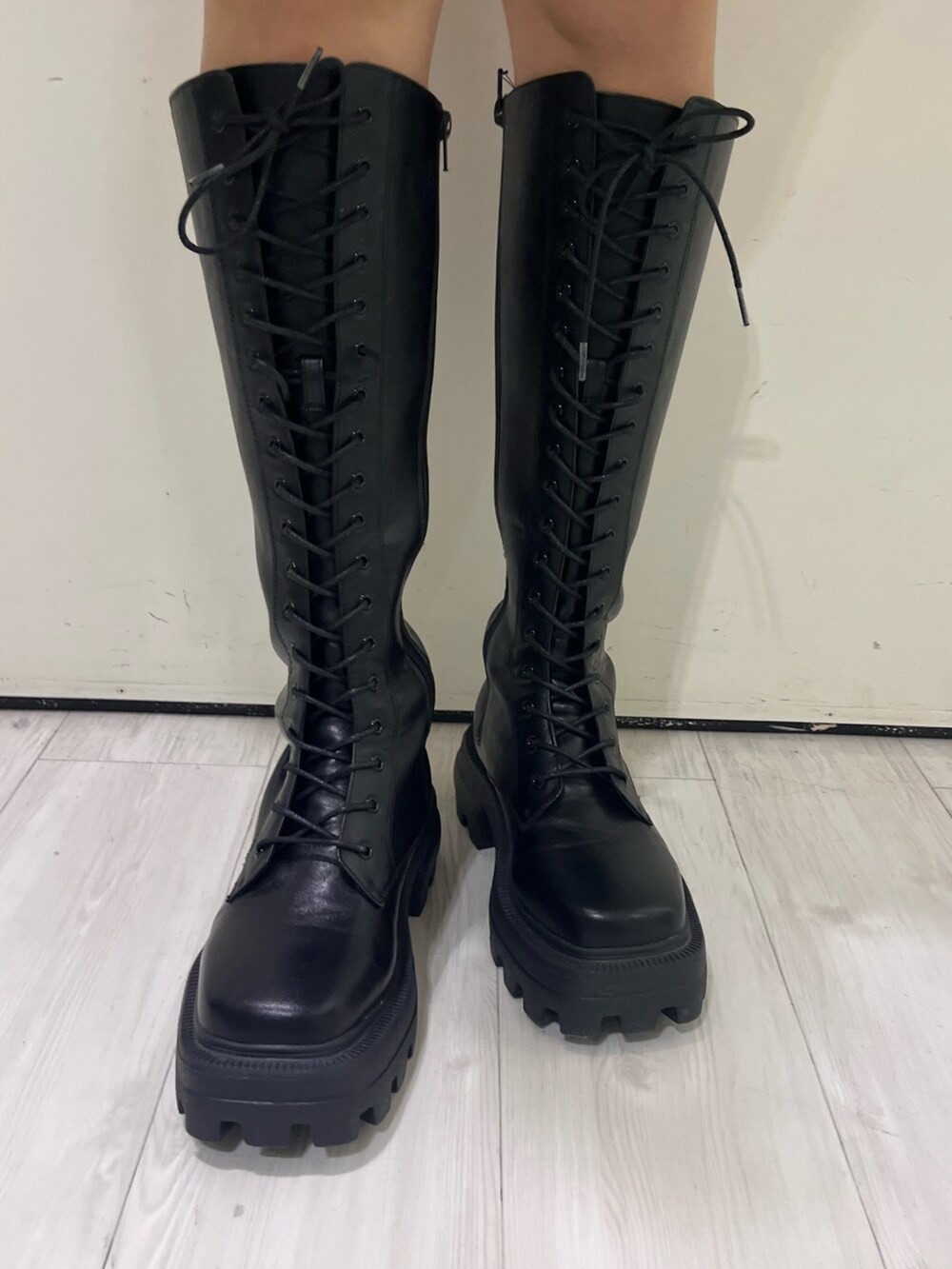 ブラック系のスウェット、グレー系のスカート、ピンク系のハンドバッグを着用したレディースの秋コーディネートの6枚目の写真