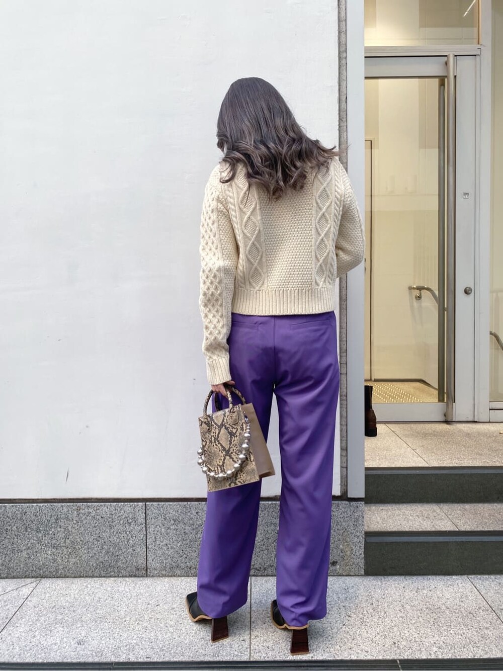 ベージュ系のショルダーバッグ、ホワイト系のニット/セーター、パープル系のその他パンツを着用したレディースの冬コーディネートの2枚目の写真