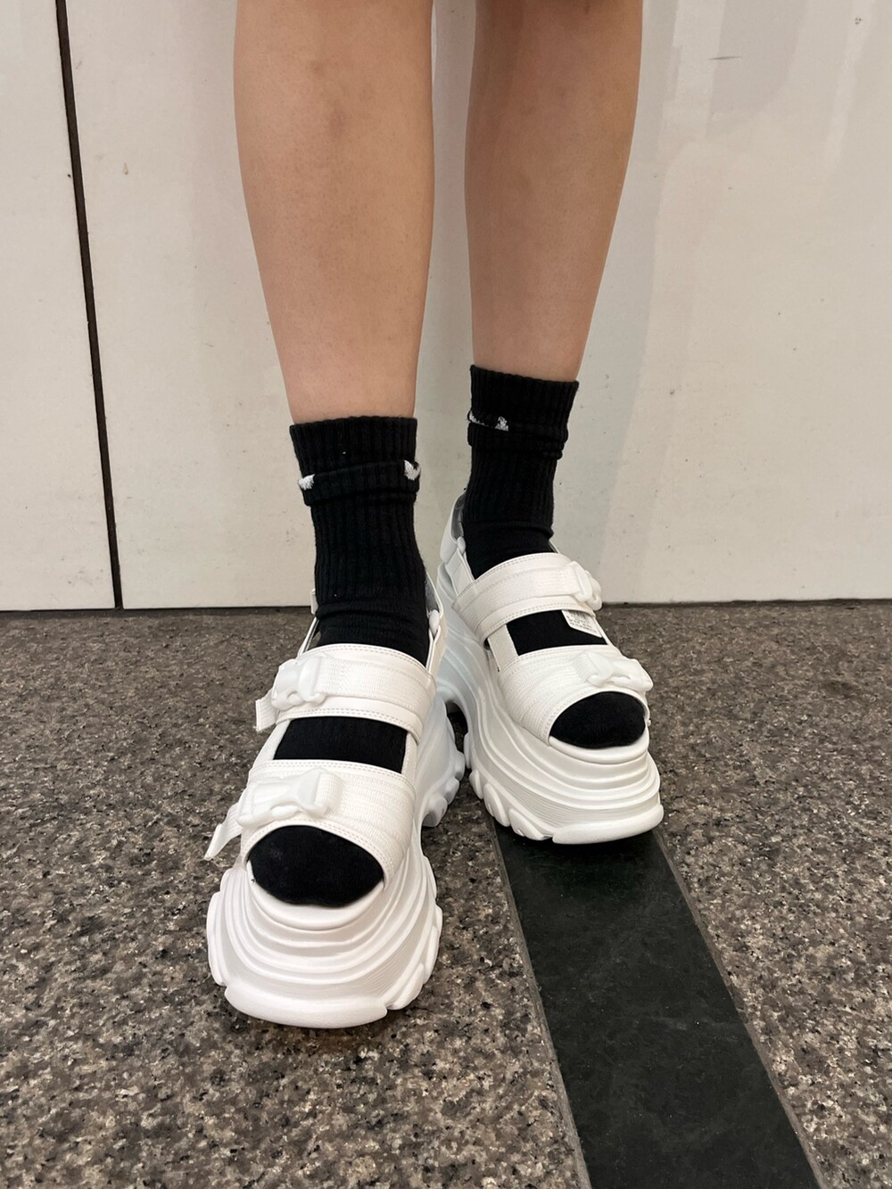 ホワイト系のTシャツ/カットソー、ホワイト系のサンダル、ホワイト系のショルダーバッグを着用したレディースの夏コーディネートの4枚目の写真