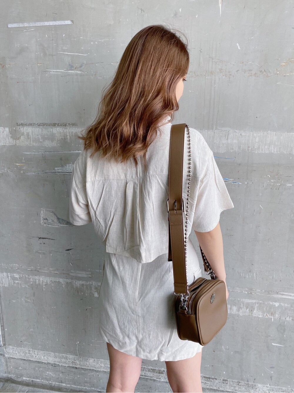 ブラック系のサンダル、ホワイト系のスカートを着用したレディースの春コーディネートの6枚目の写真