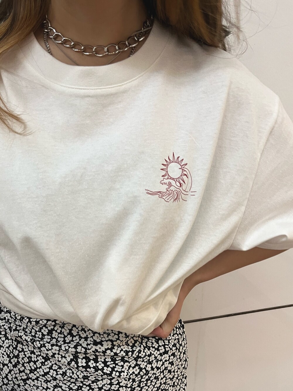 ホワイト系のTシャツ/カットソー、ブラック系のワンピース、ブラック系のショルダーバッグを着用したレディースの春コーディネートの3枚目の写真