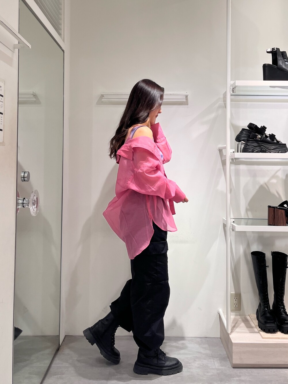 ピンク系のシャツ/ブラウス、パープル系のタンクトップ、ブラック系のカーゴパンツを着用したレディースの春コーディネートの2枚目の写真