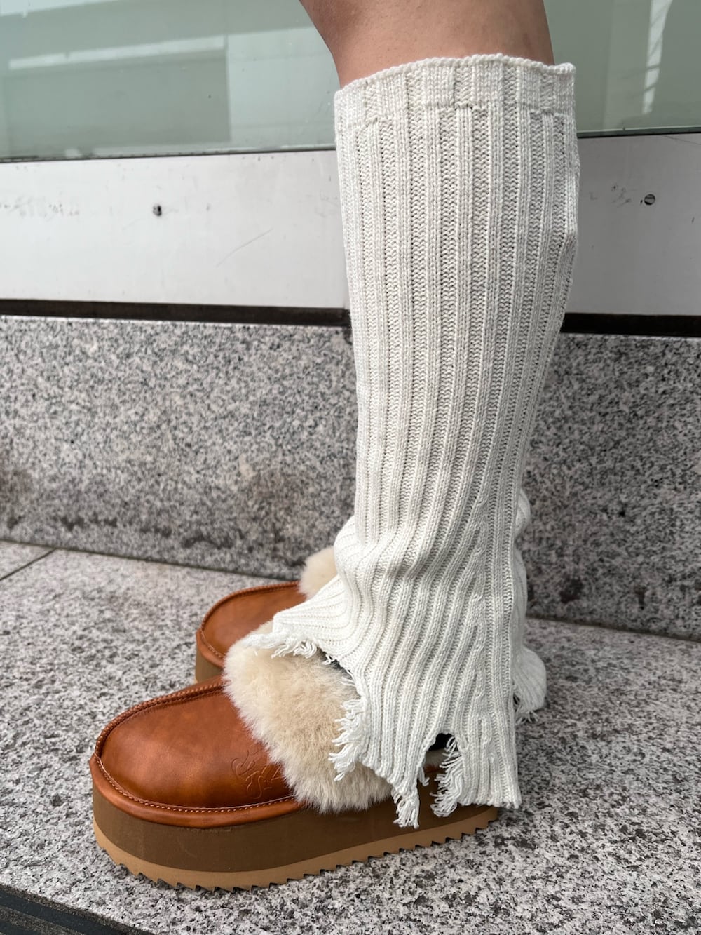 ホワイト系のニット/セーター、ベージュ系のスカート、ベージュ系のスリッポンを着用したレディースの秋コーディネートの5枚目の写真