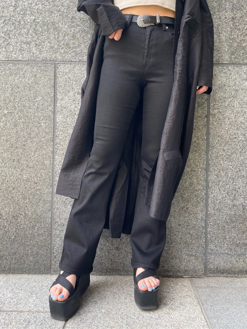 ブラック系のその他アウター、ブラック系のサンダル、ブラック系のデニムパンツを着用したレディースの春コーディネートの6枚目の写真