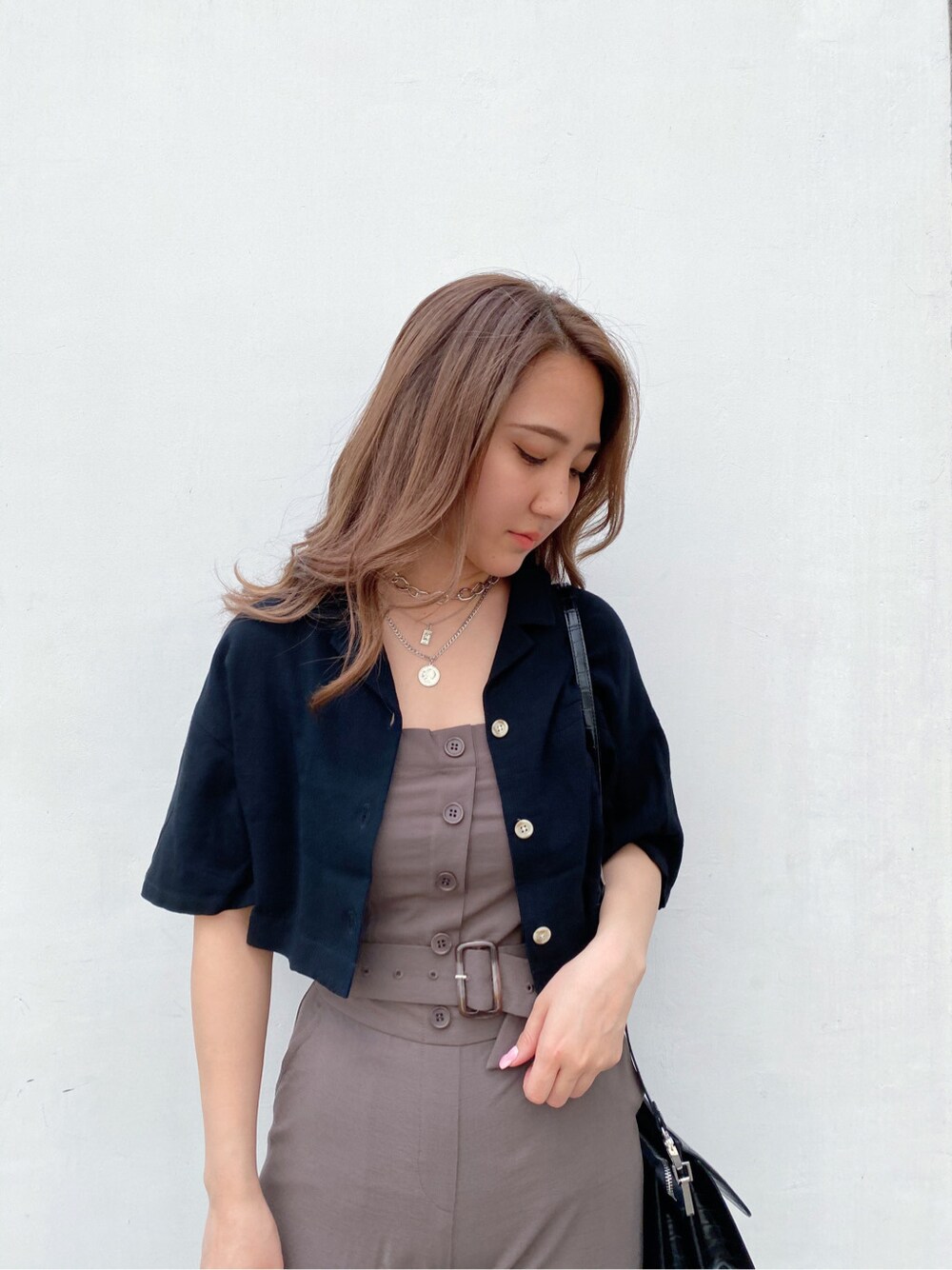 グレー系のつなぎ/オールインワン、ブラック系のサンダル、シルバー系のネックレスを着用したレディースの夏コーディネートの2枚目の写真