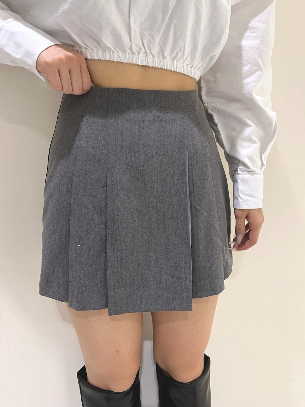 ホワイト系のシャツ/ブラウス、グレー系のその他パンツ、ブラック系のブーツを着用したレディースの春コーディネートの5枚目の写真