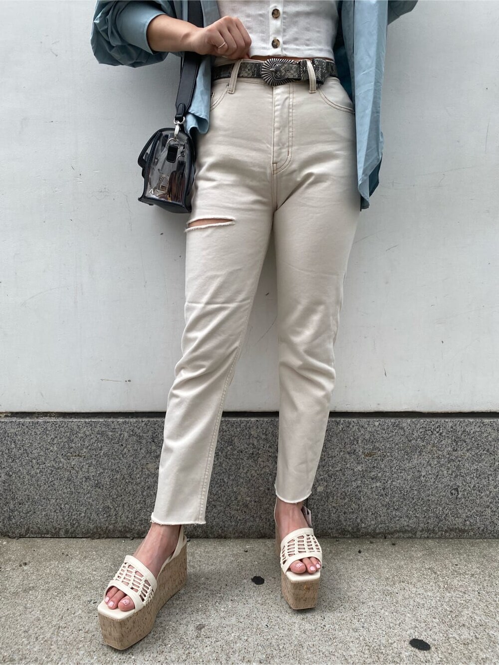 ホワイト系のデニムパンツ、ブルー系のシャツ/ブラウス、ホワイト系のサンダルを着用したレディースの夏コーディネートの5枚目の写真