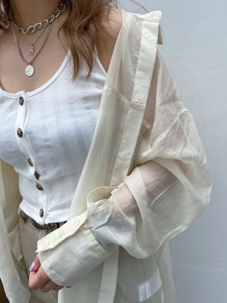 ベージュ系のデニムパンツ、ホワイト系のシャツ/ブラウス、その他のサンダルを着用したレディースの春コーディネートの4枚目の写真