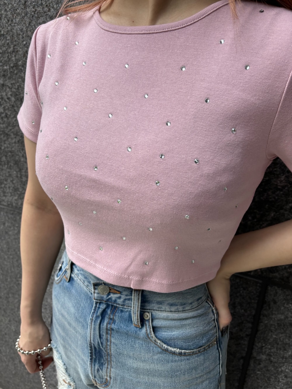 ピンク系のTシャツ/カットソー、ホワイト系のショルダーバッグ、ブルー系のデニムパンツを着用したレディースの春コーディネートの4枚目の写真